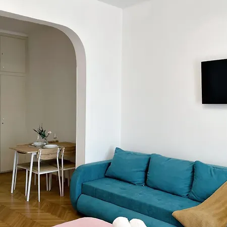 Pinkfluid - Charming In Prime Location *