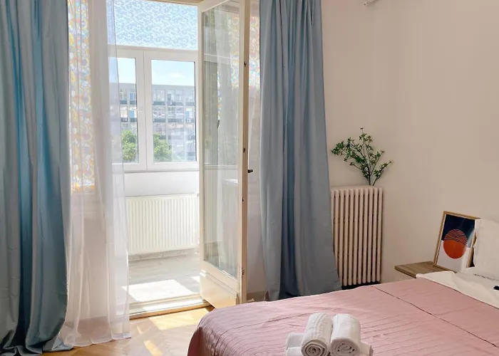 Pinkfluid - Charming In Prime Location